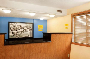 Гостиница Super 8 by Wyndham West Fargo Main Ave ND  Запад Фарго